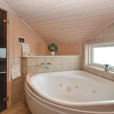 Gorgeous Home In Vaeggerlose With Sauna Casa de Férias Bøtø By